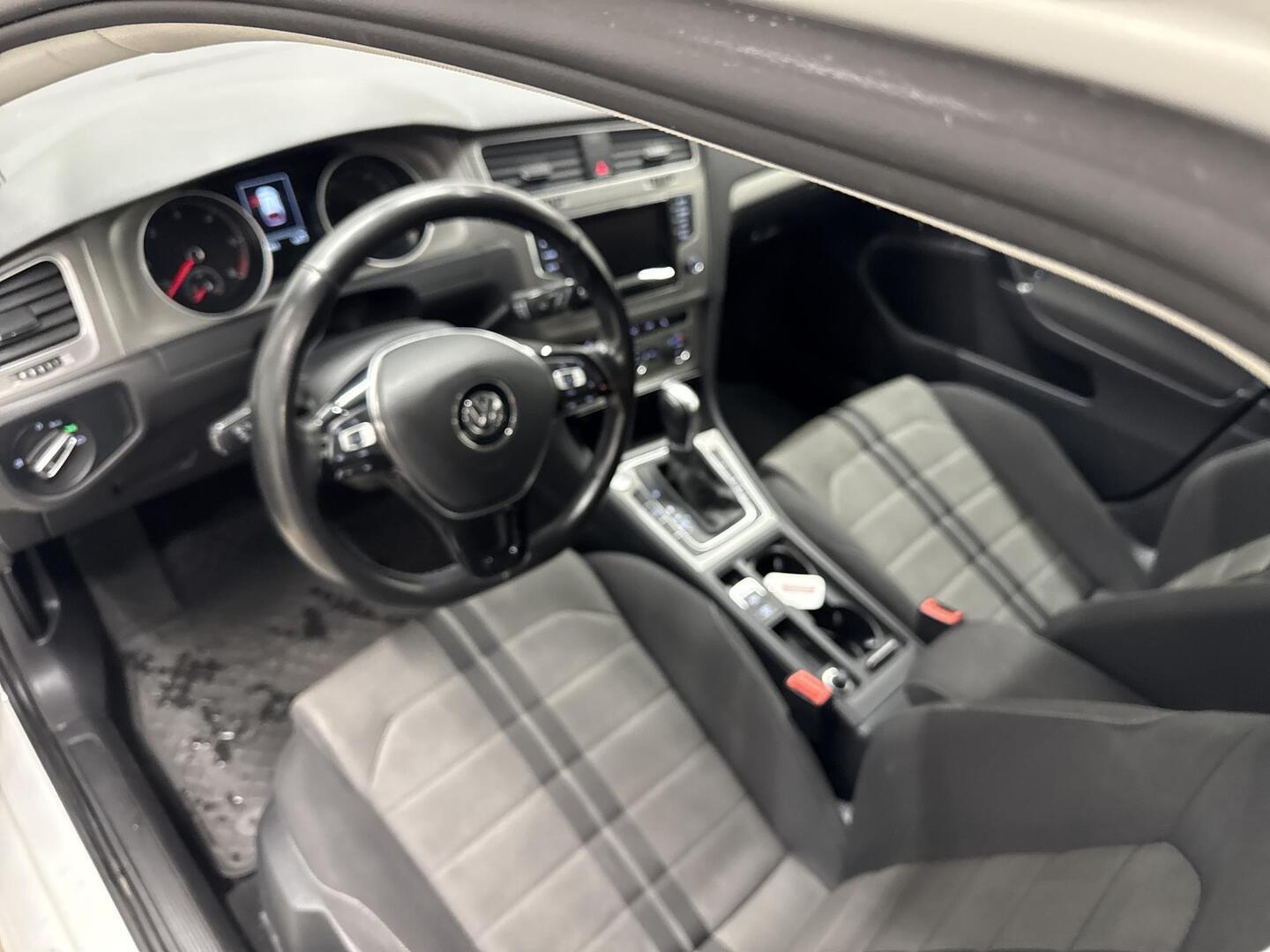 VOLKSWAGEN Golf 2015