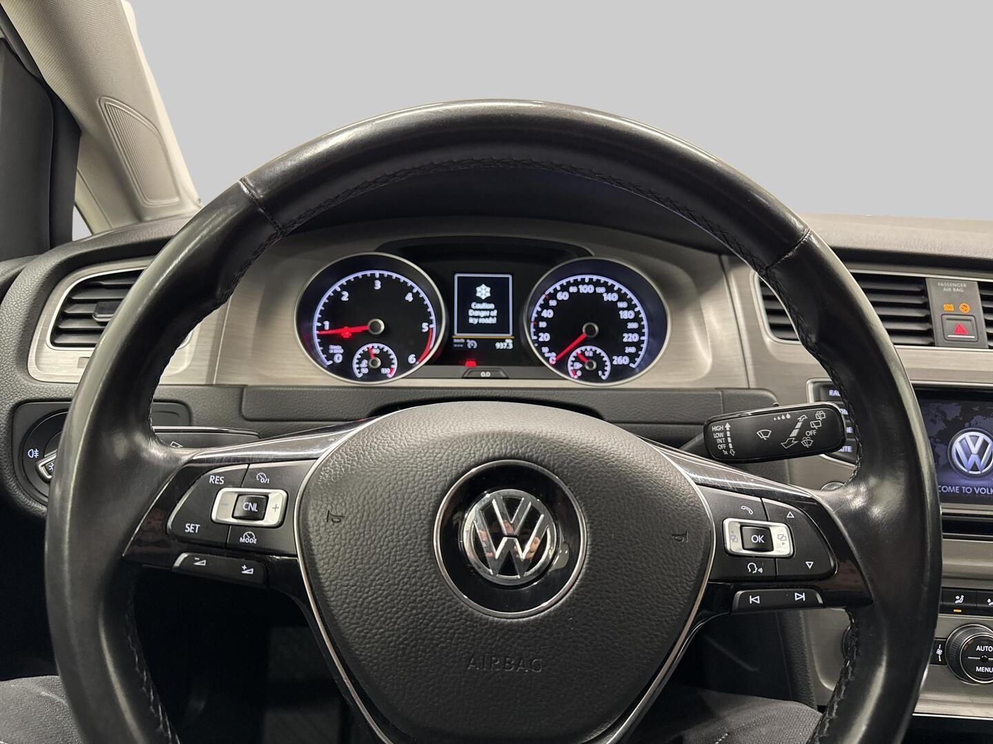VOLKSWAGEN Golf 2015