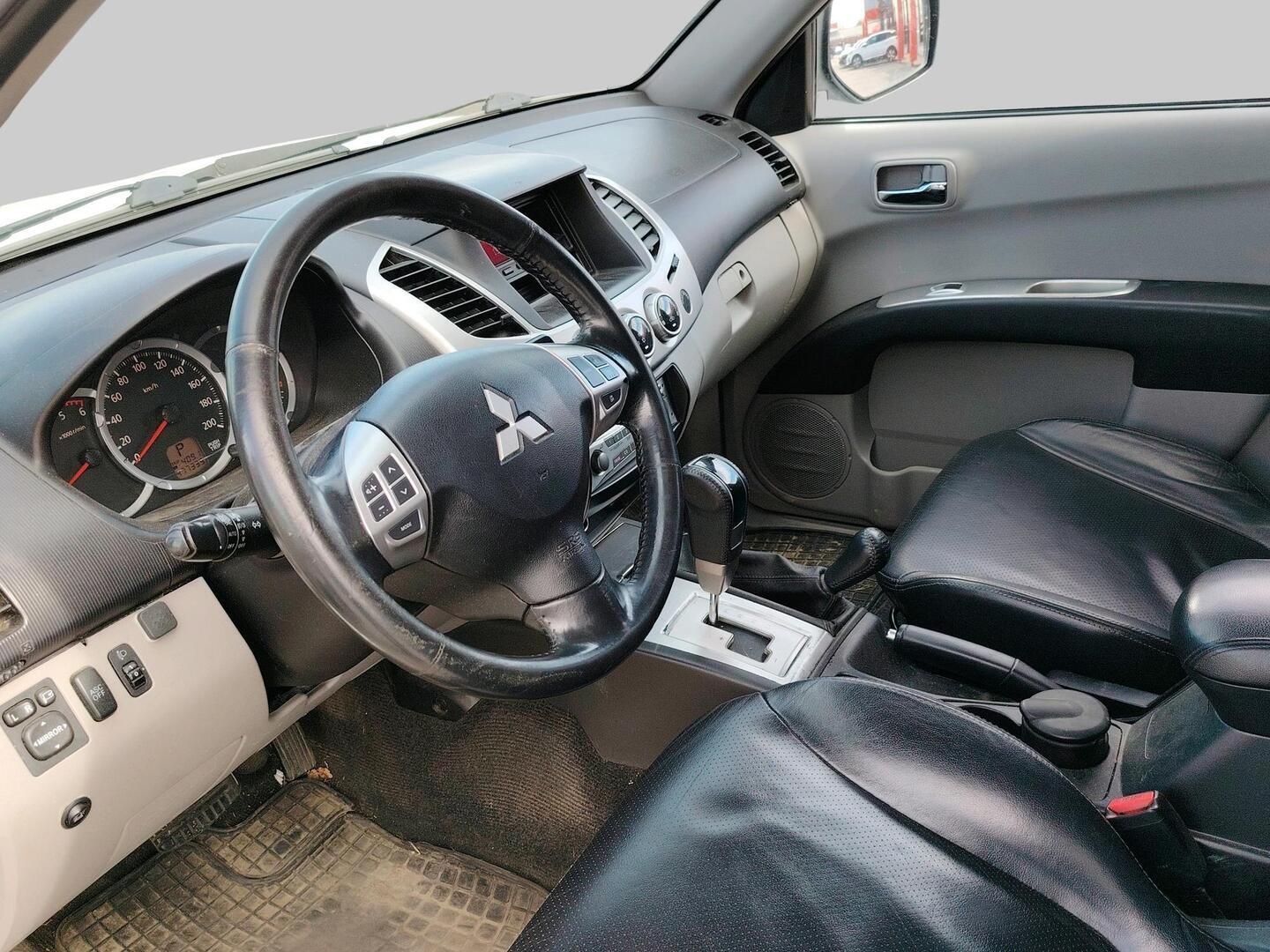 MITSUBISHI L200 2011