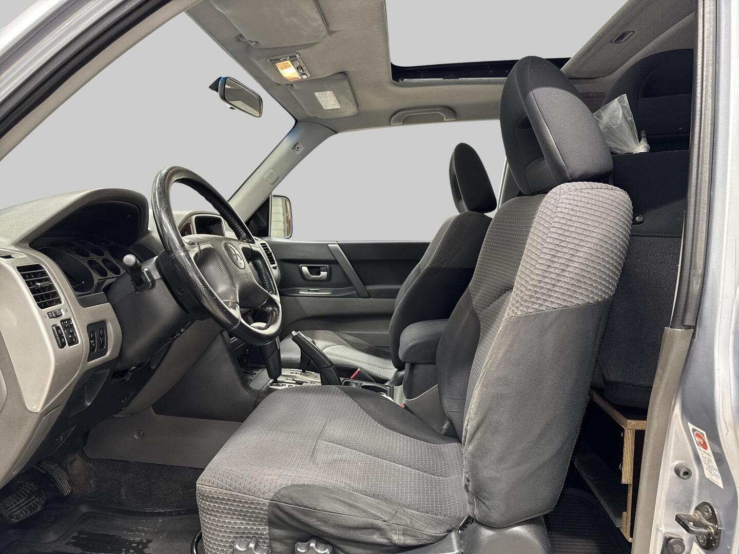 MITSUBISHI Pajero 2006