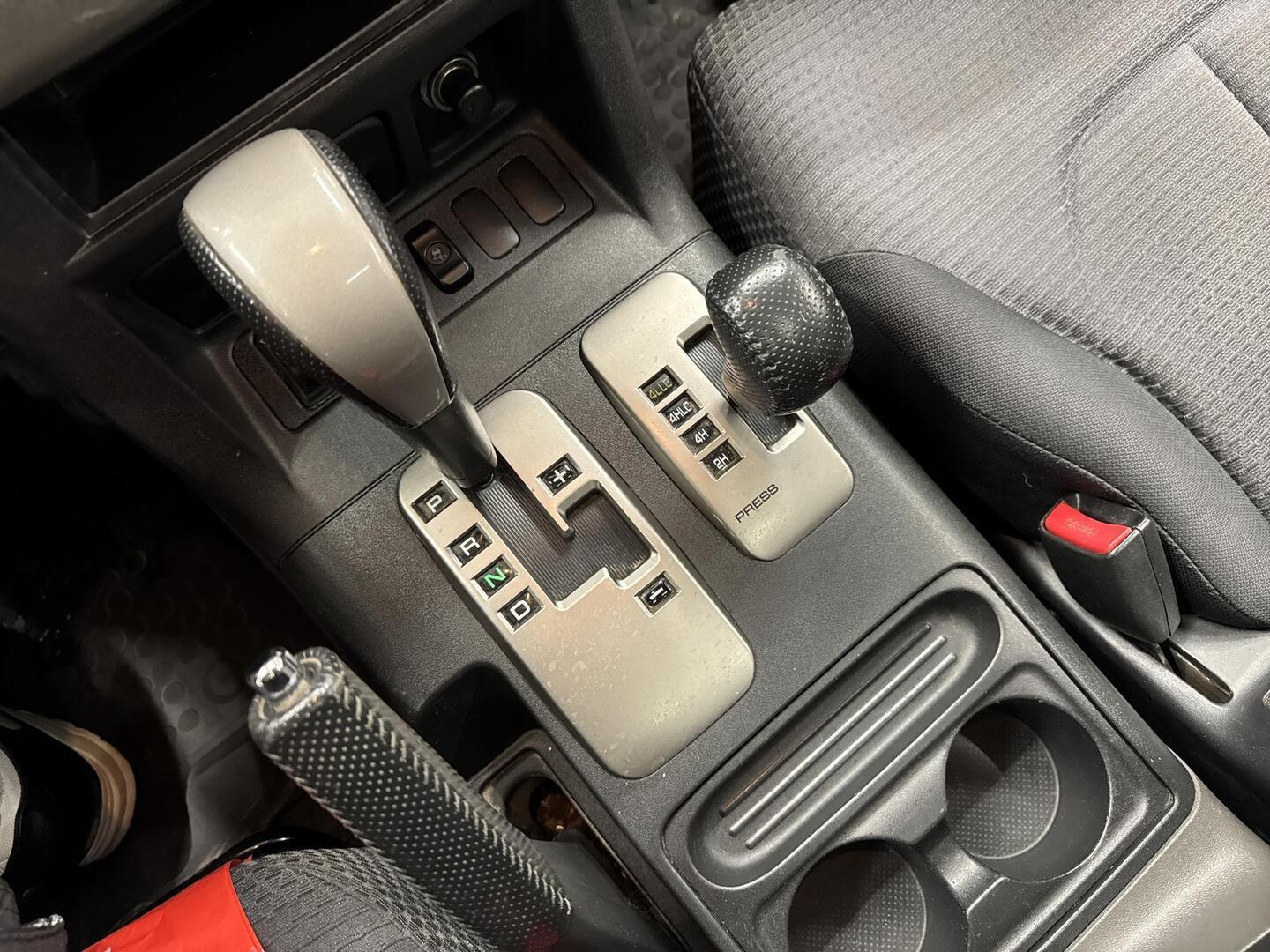 MITSUBISHI Pajero 2006