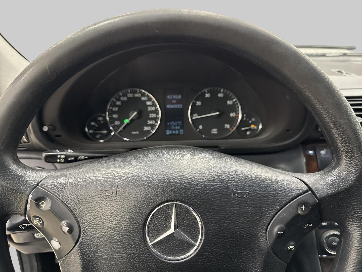 MERCEDES-BENZ C 2004