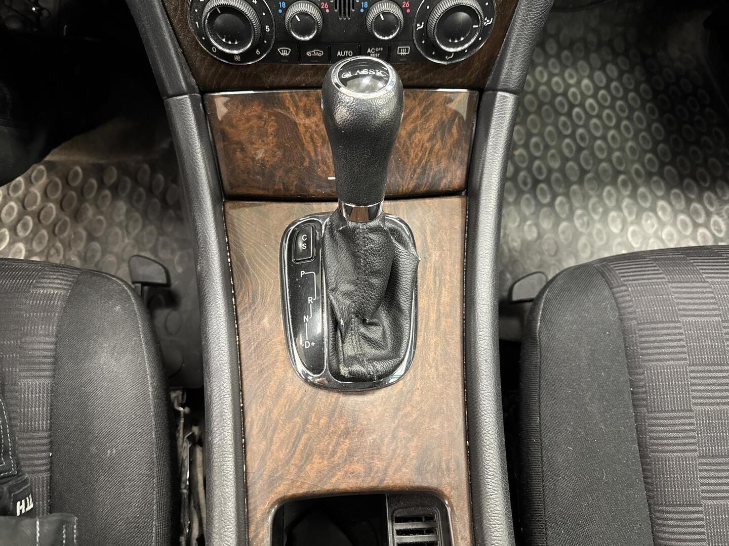 MERCEDES-BENZ C 2004