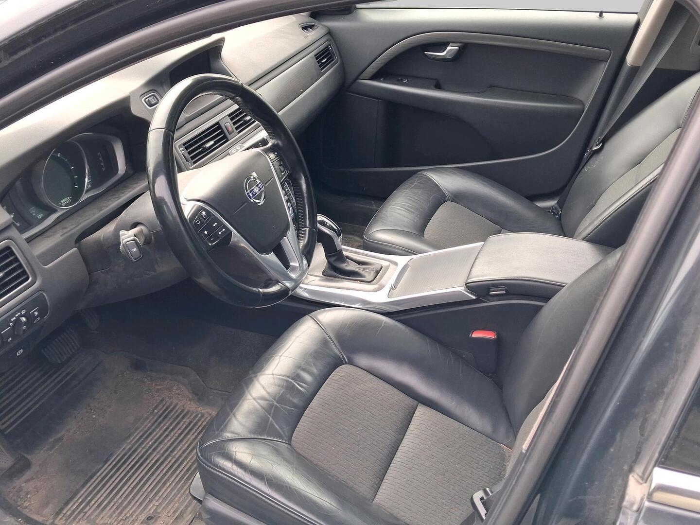VOLVO V70 2015