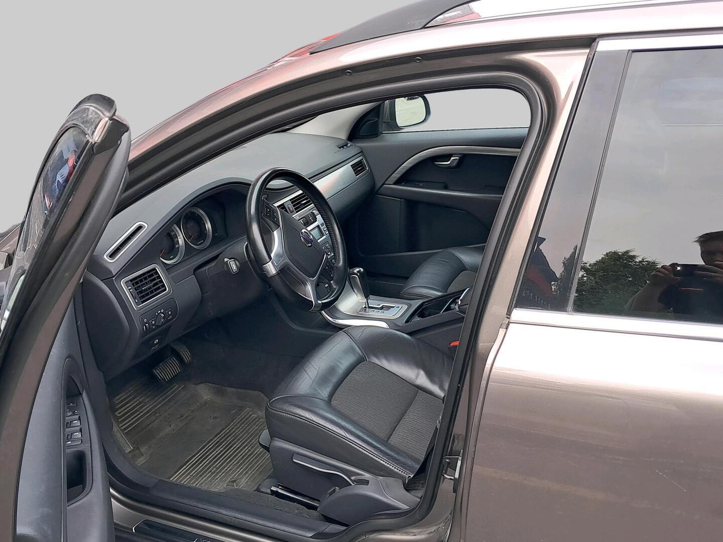 VOLVO V70 2011