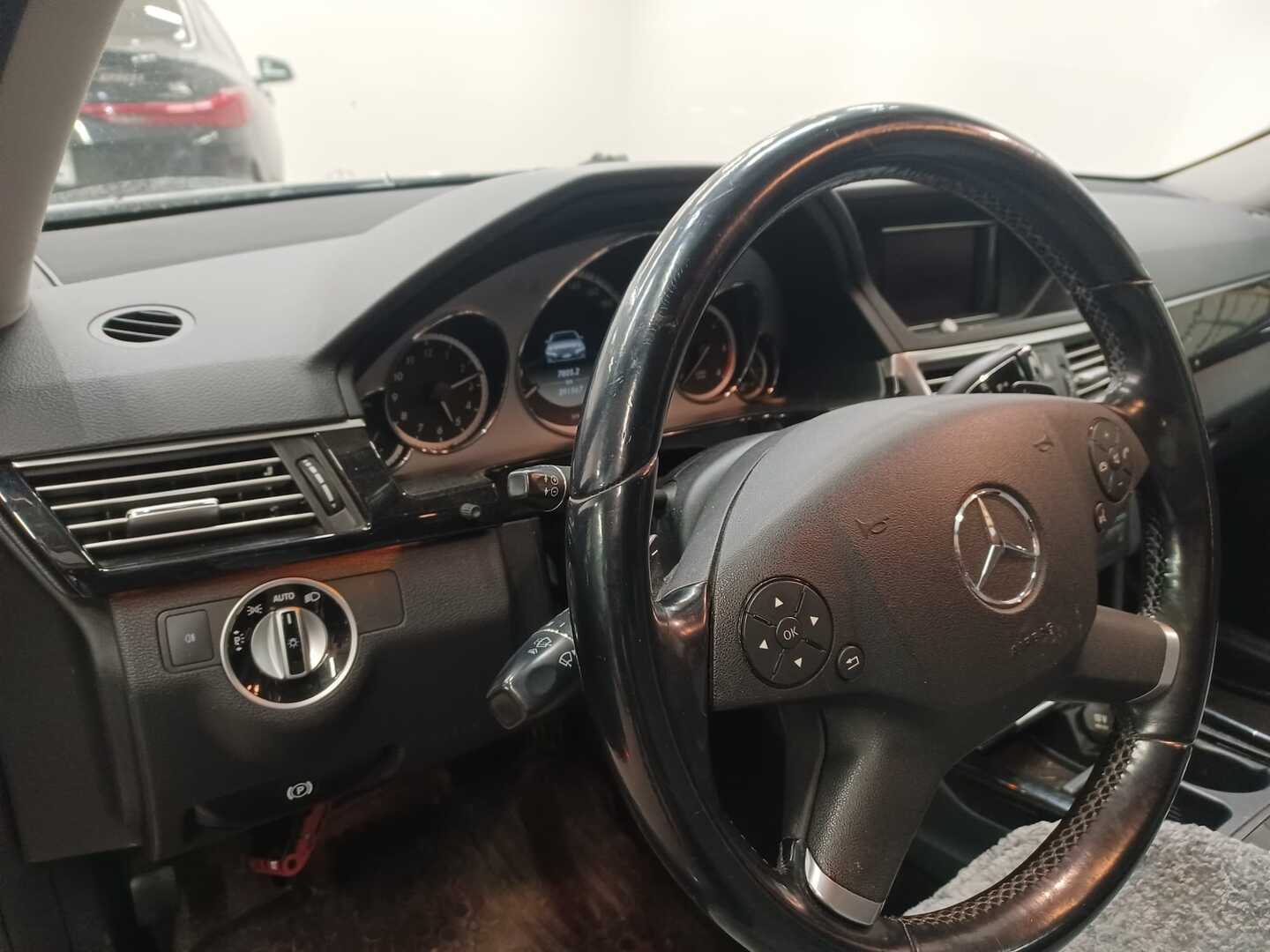 MERCEDES-BENZ E 2011