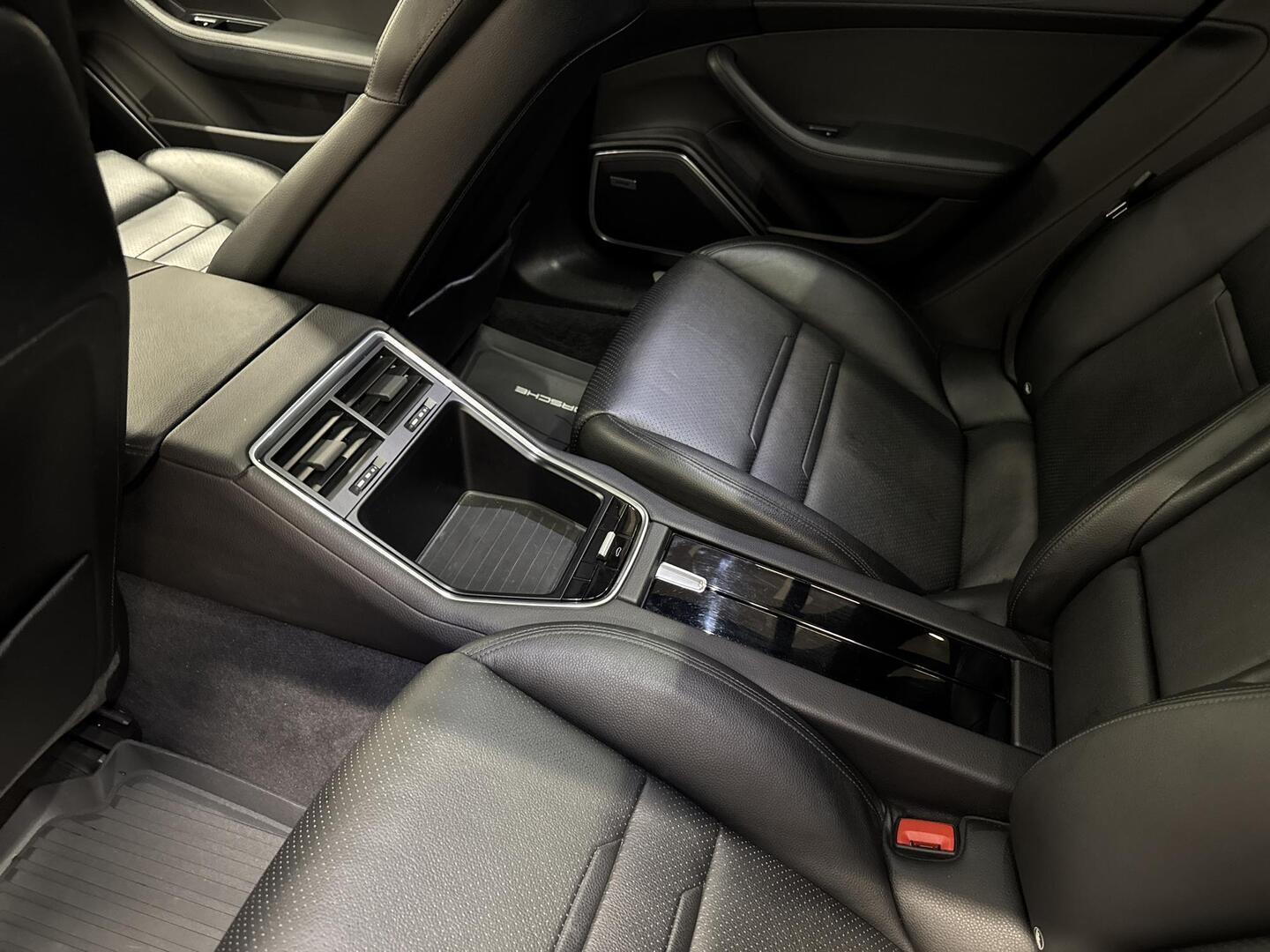 PORSCHE Panamera 2018