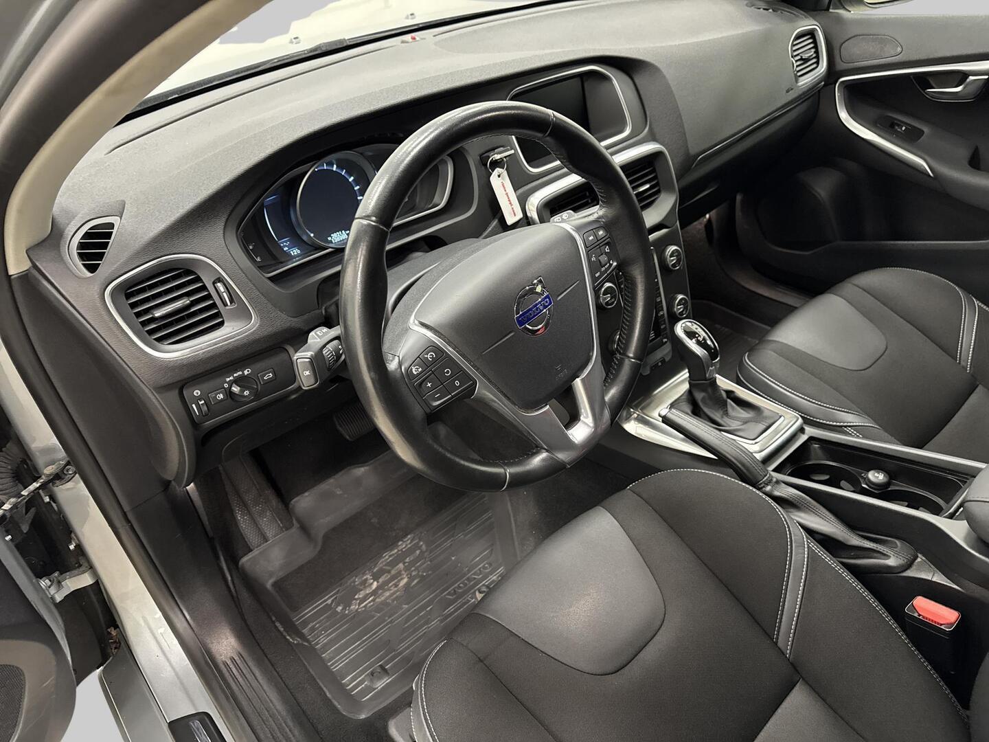 VOLVO V40 2016