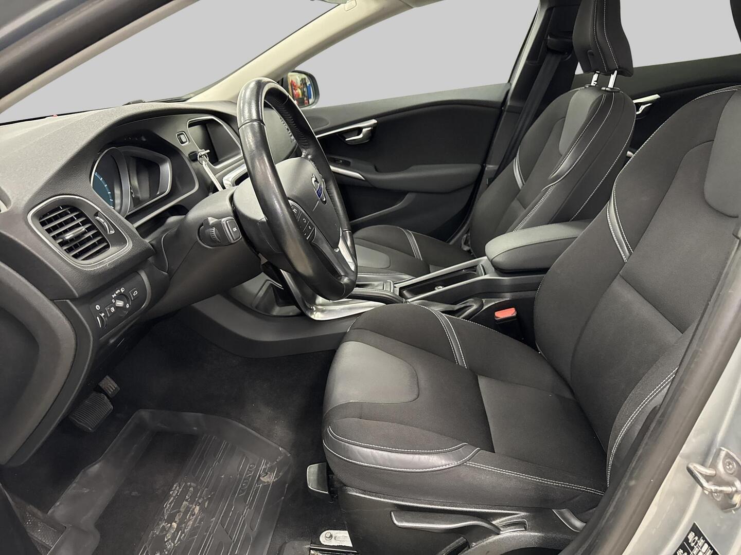 VOLVO V40 2016