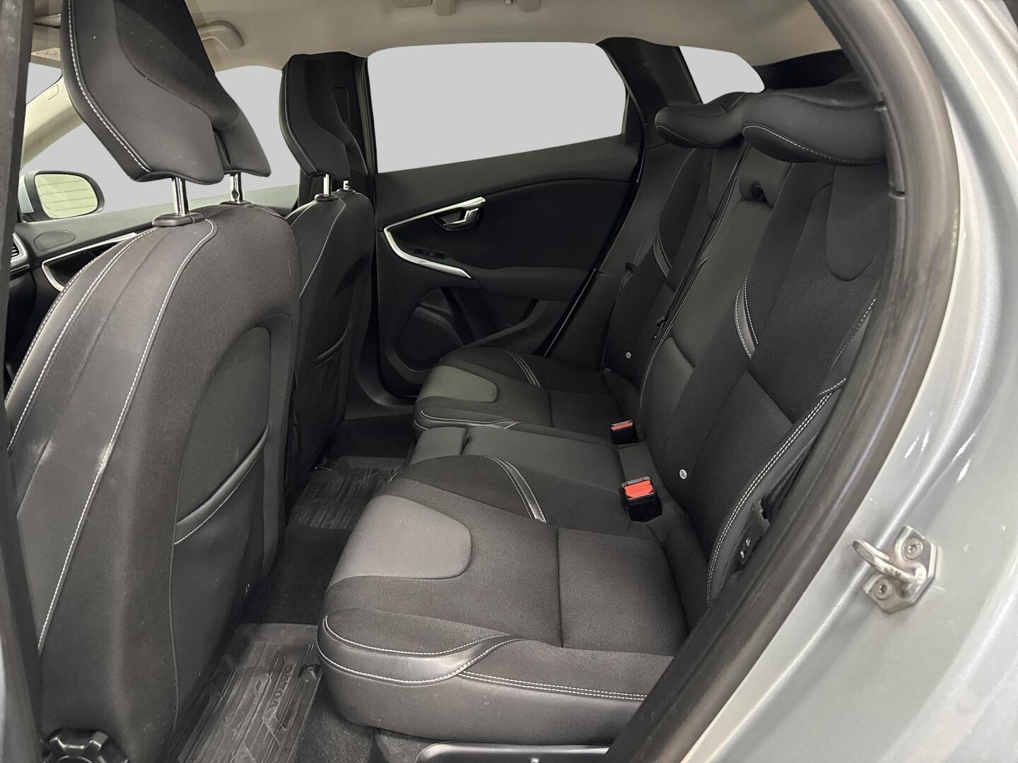 VOLVO V40 2016