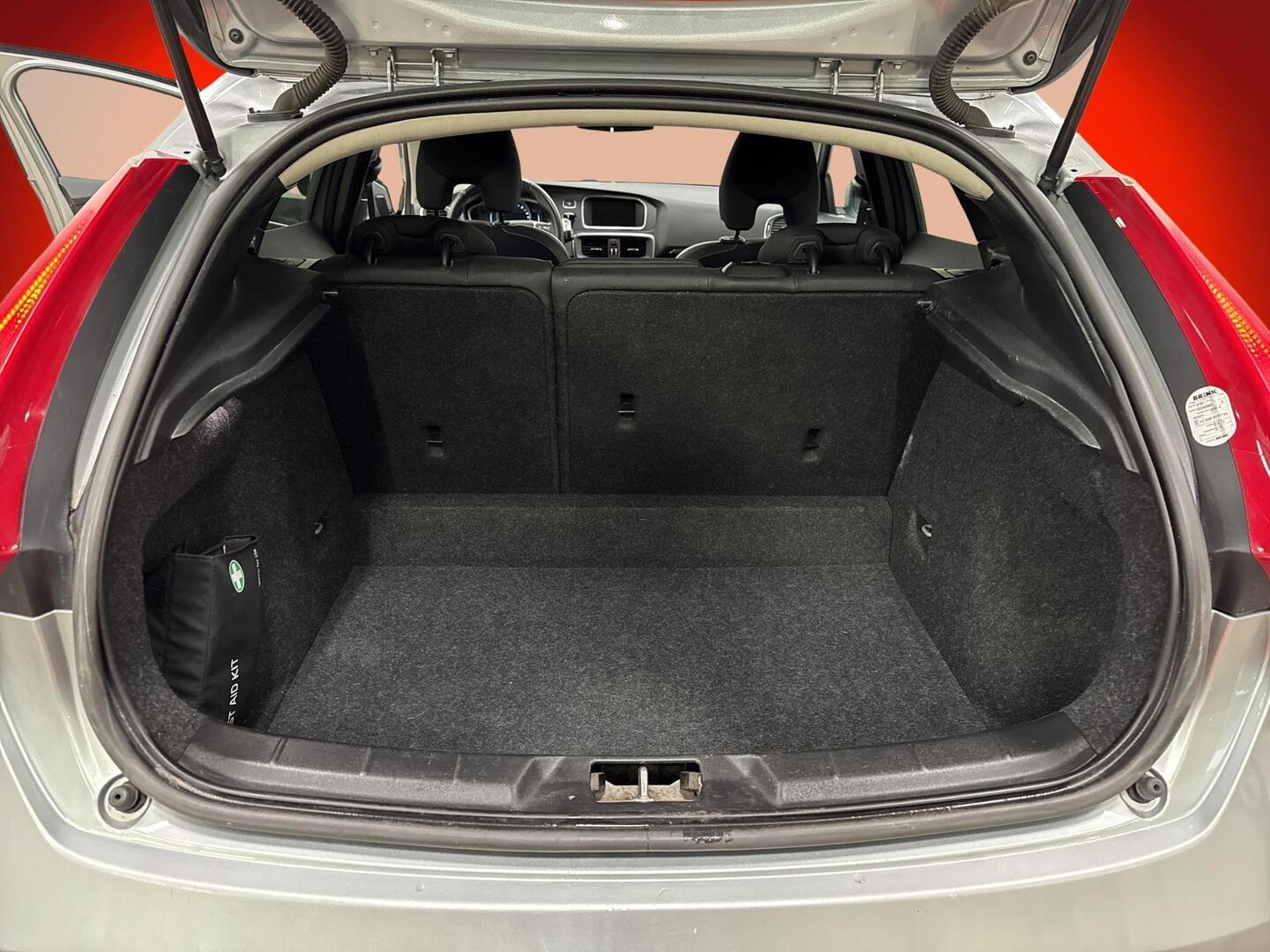VOLVO V40 2016