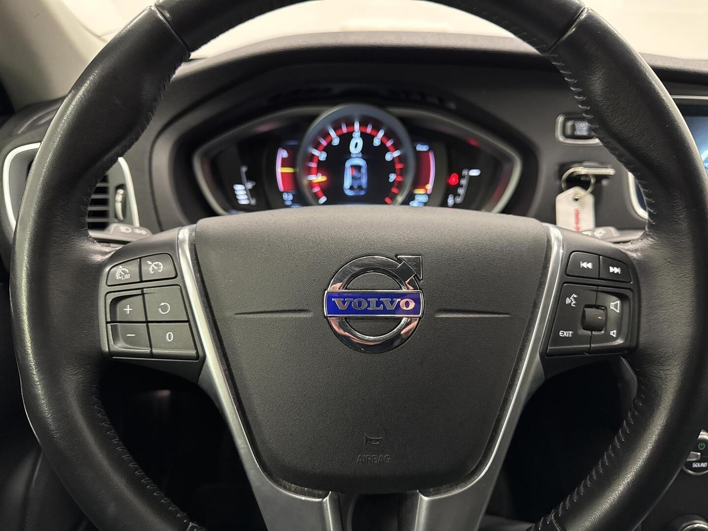 VOLVO V40 2016