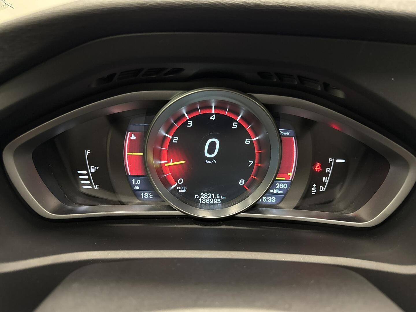 VOLVO V40 2016