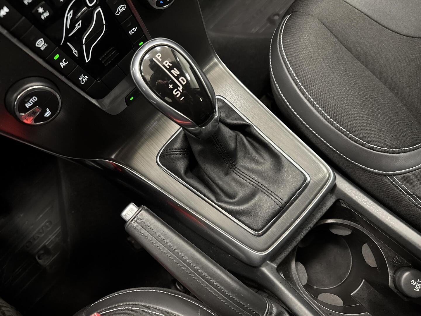 VOLVO V40 2016