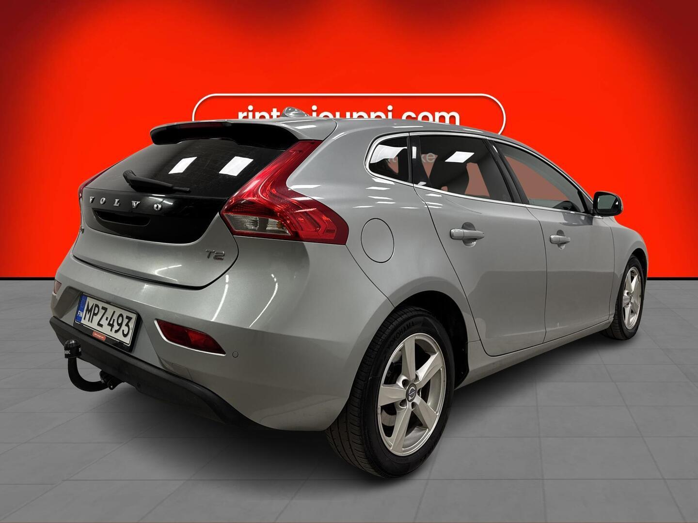 VOLVO V40 2016