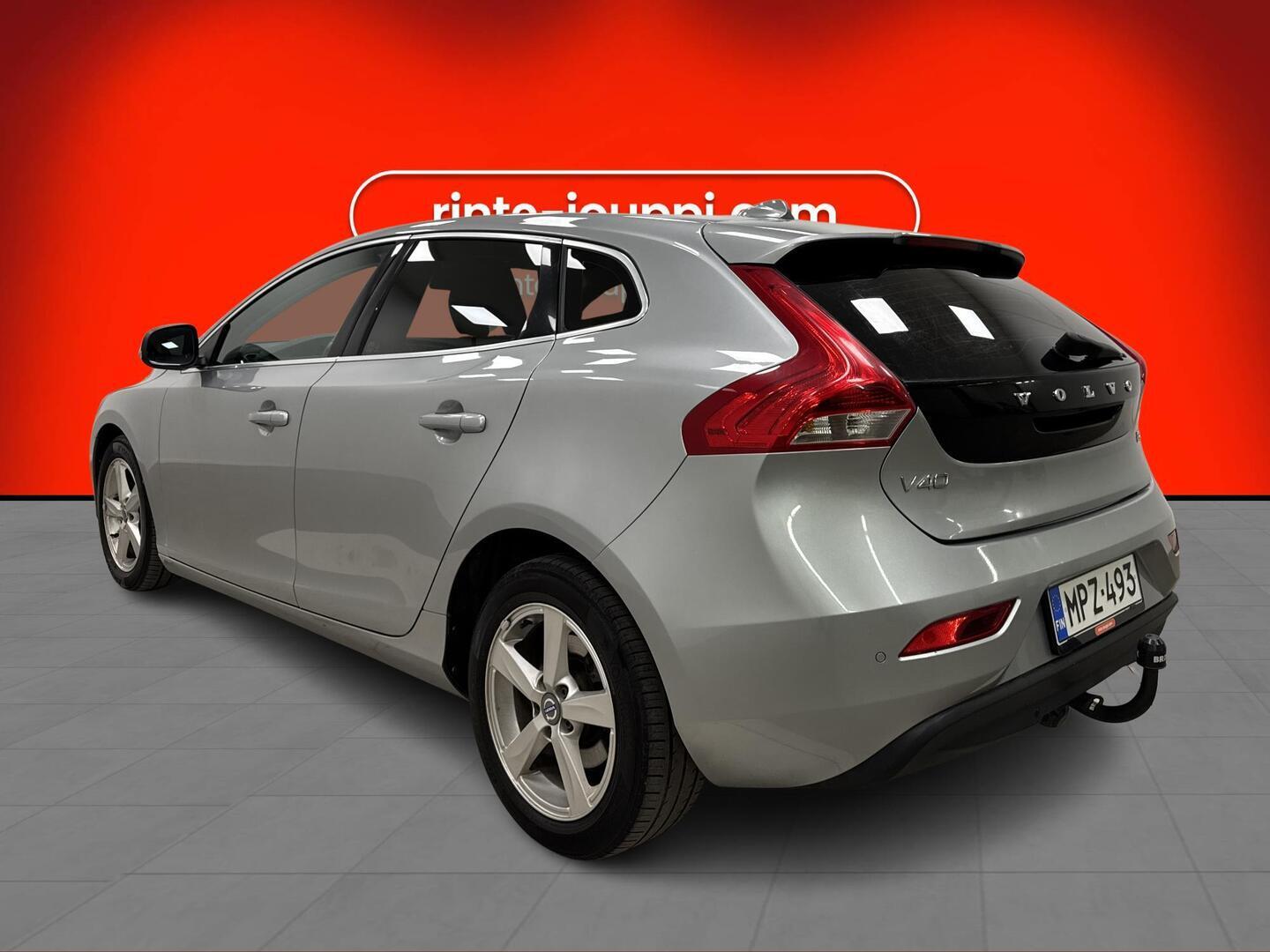 VOLVO V40 2016
