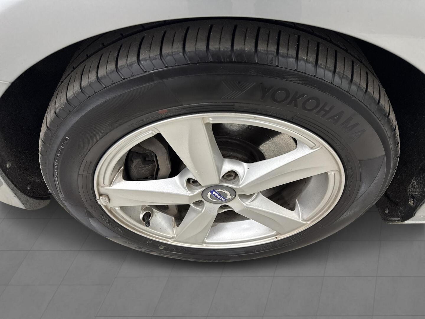 VOLVO V40 2016