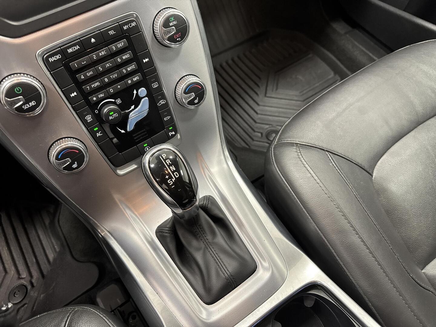 VOLVO V70 2016