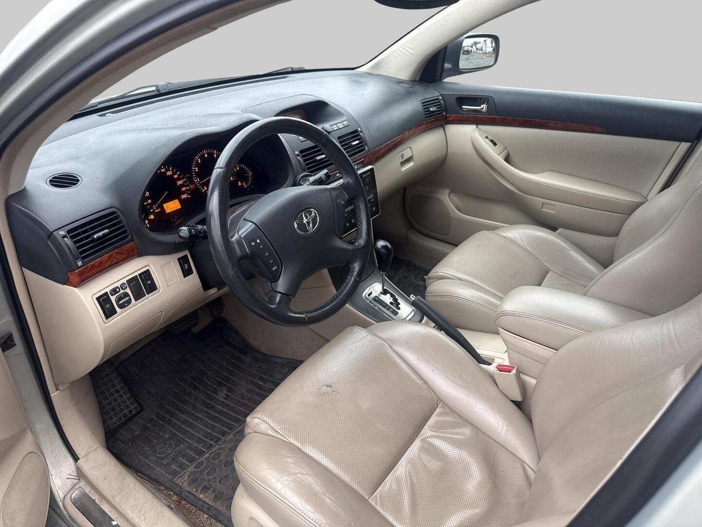 TOYOTA Avensis 2004