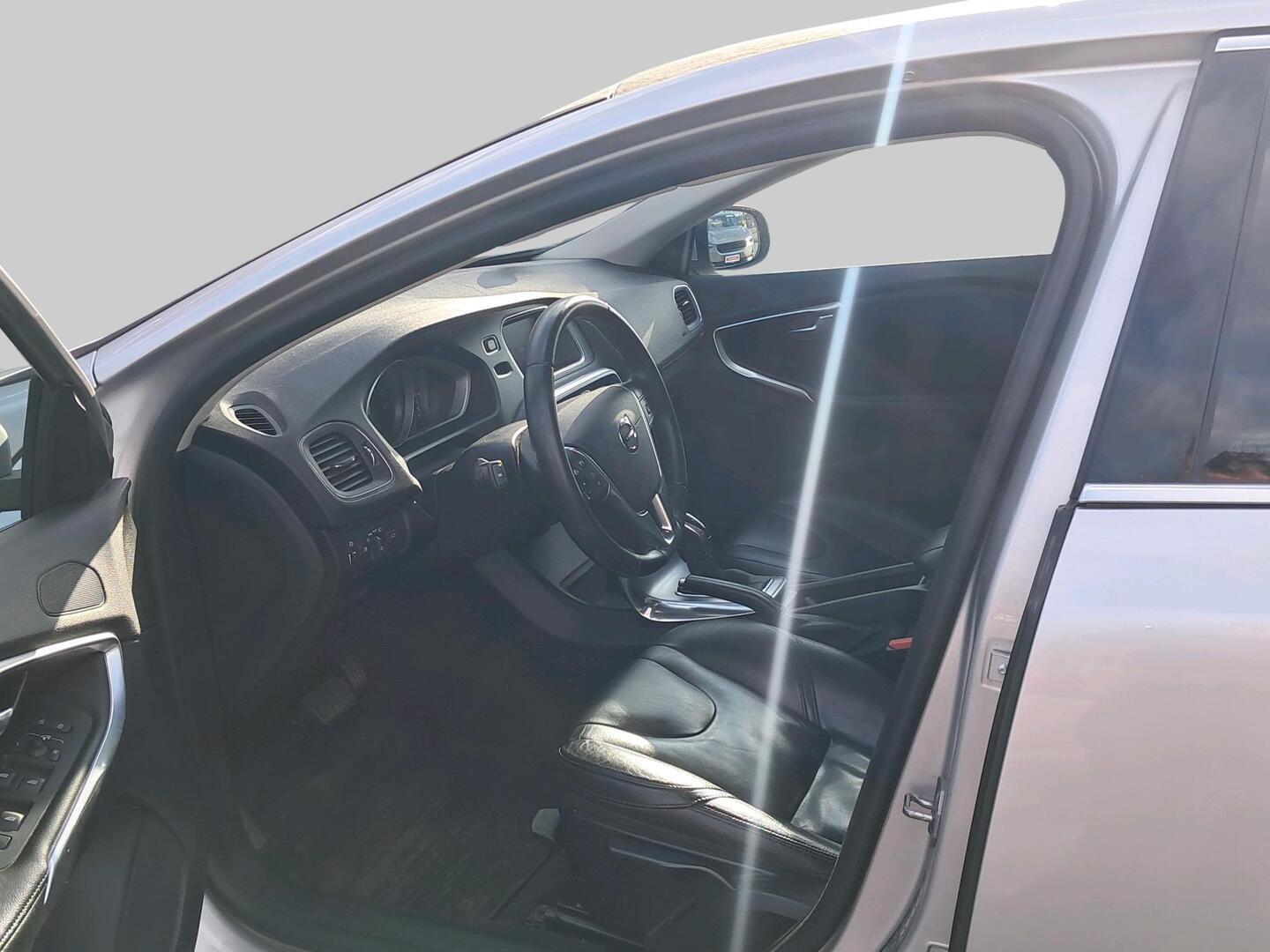 VOLVO V40 2017