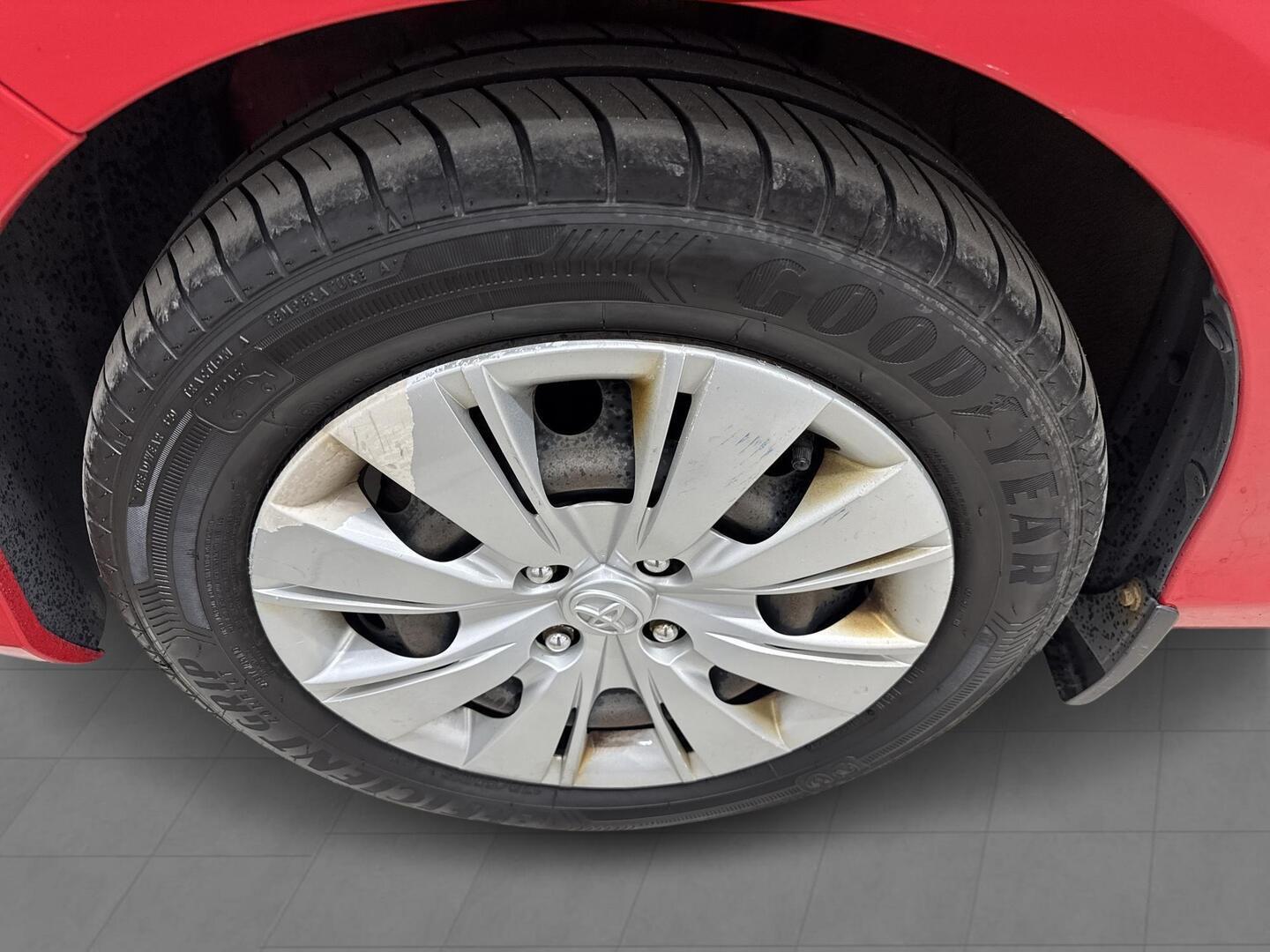 TOYOTA Yaris 2012