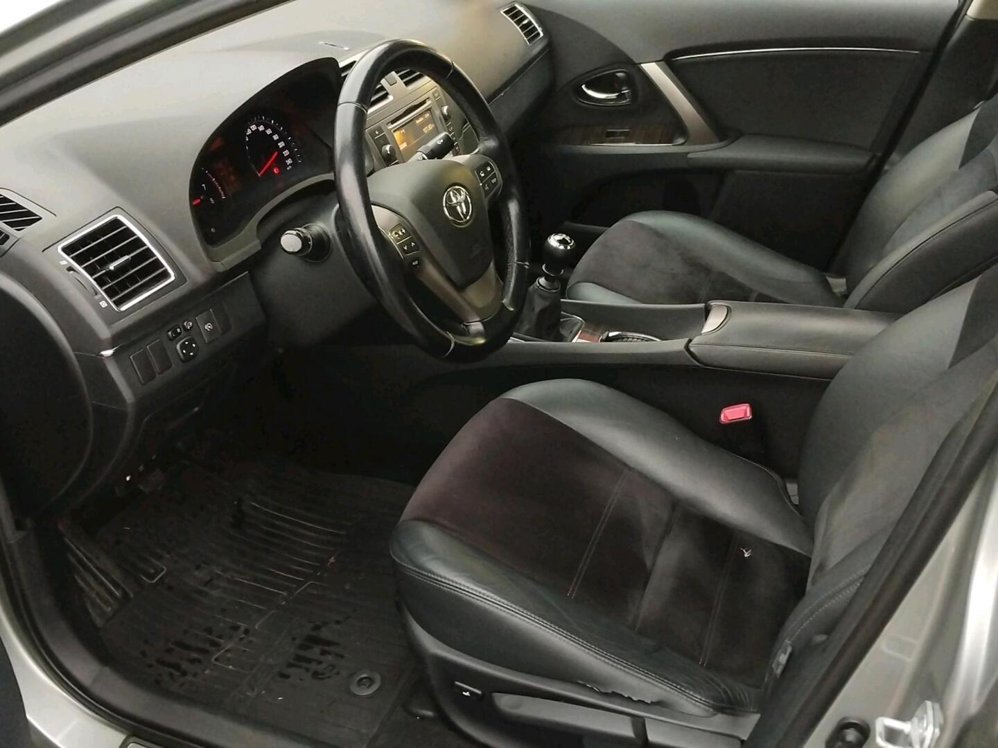 TOYOTA Avensis 2012