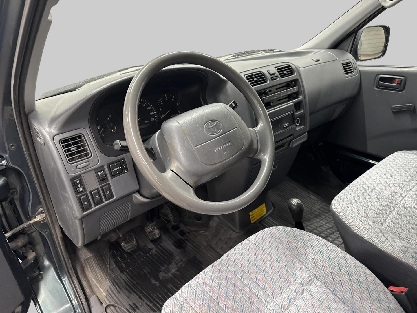 TOYOTA HIACE 2003