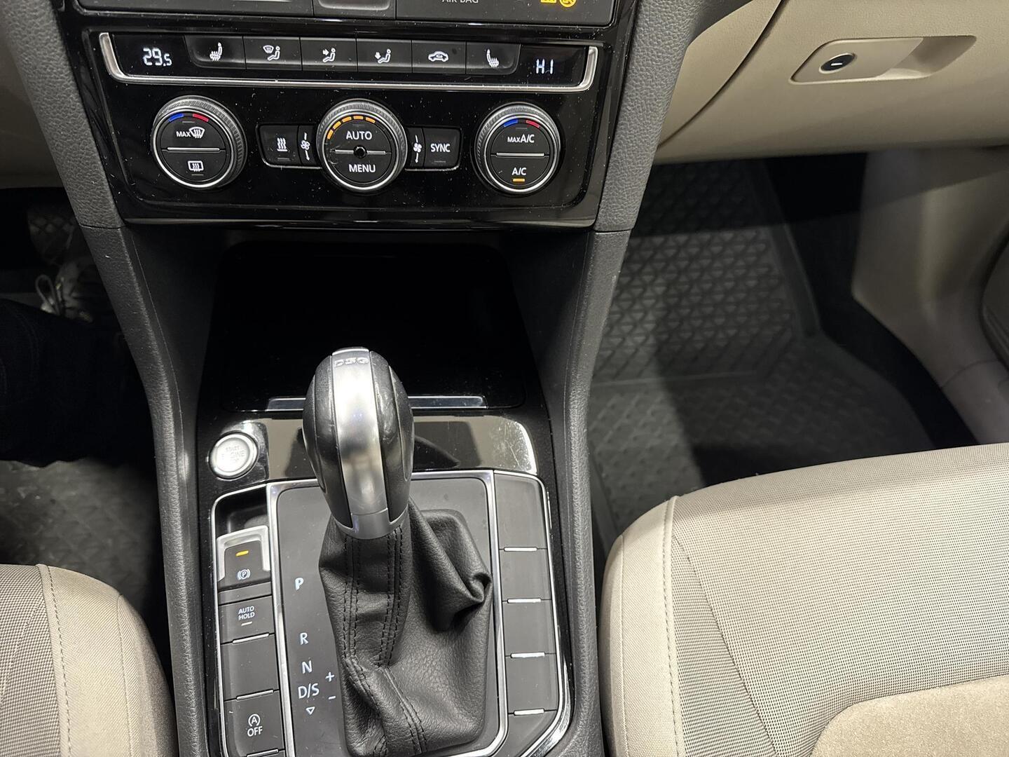 VOLKSWAGEN Golf Sportsvan 2014