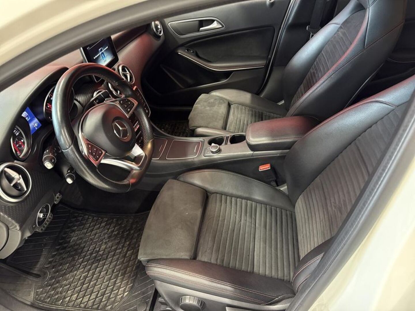 MERCEDES-BENZ A 2017