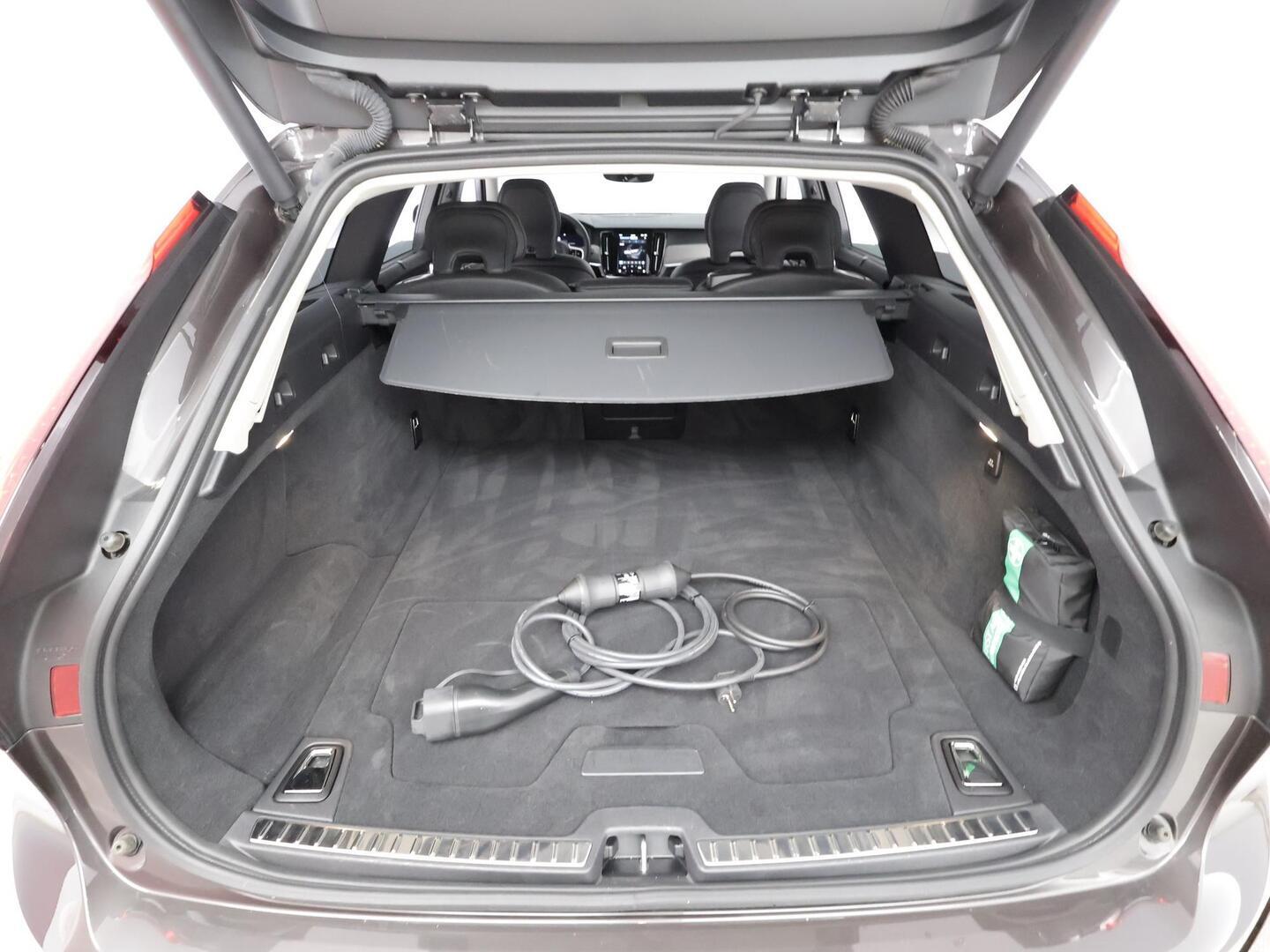 VOLVO V90 2025