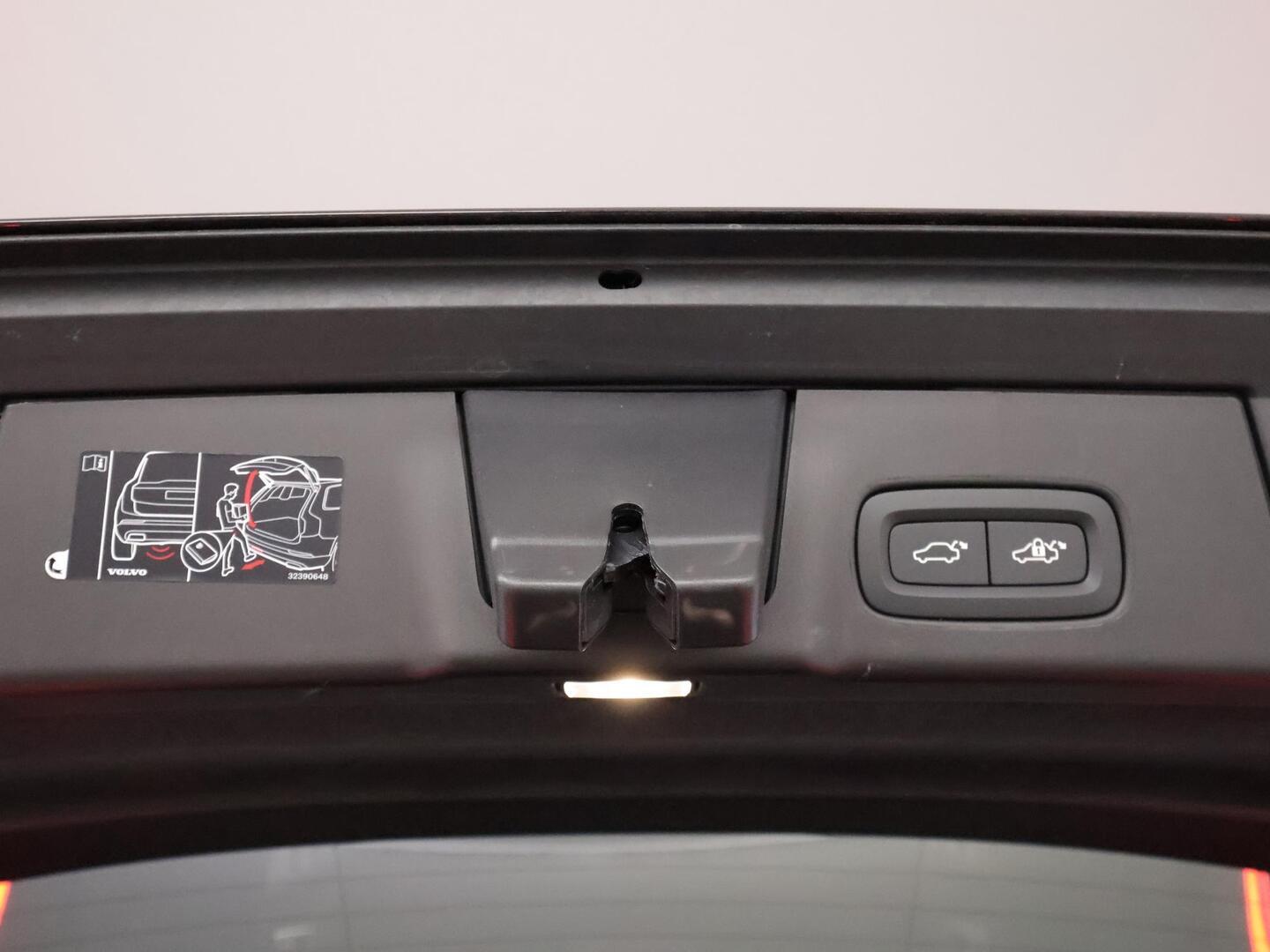 VOLVO V90 2025