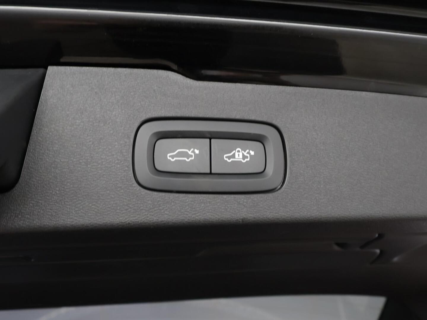 VOLVO V60 2023