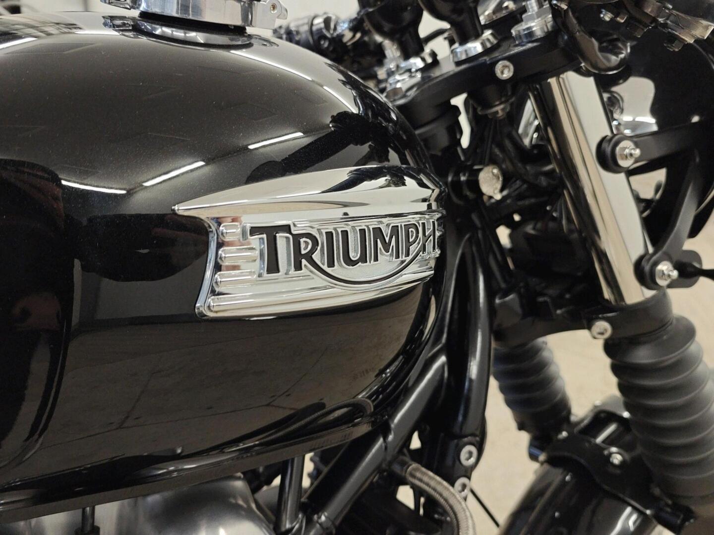 TRIUMPH Thruxton 2012