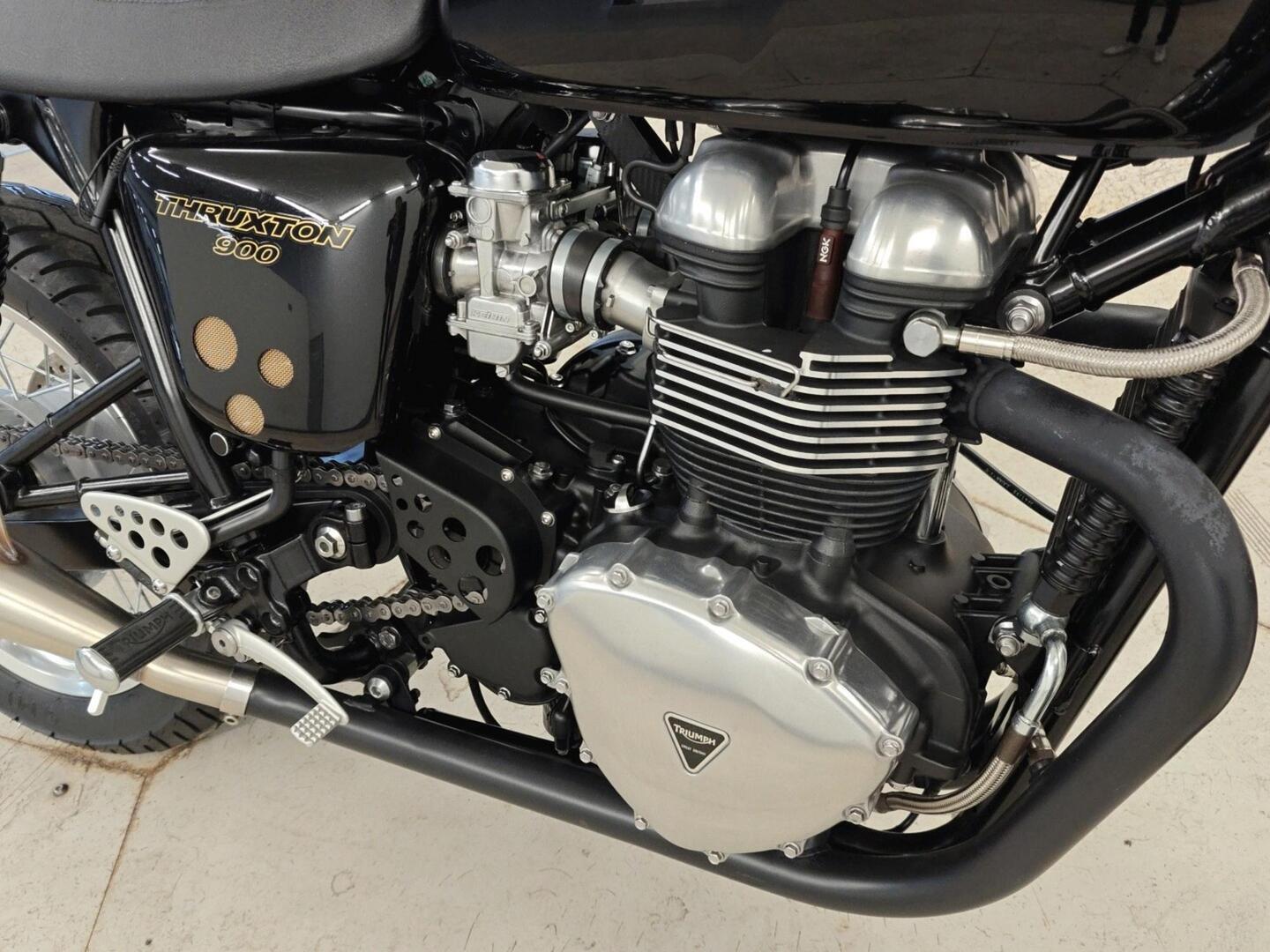 TRIUMPH Thruxton 2012