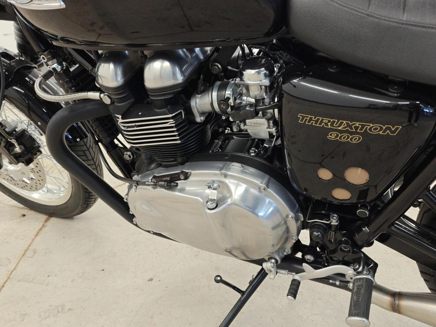 TRIUMPH Thruxton 2012