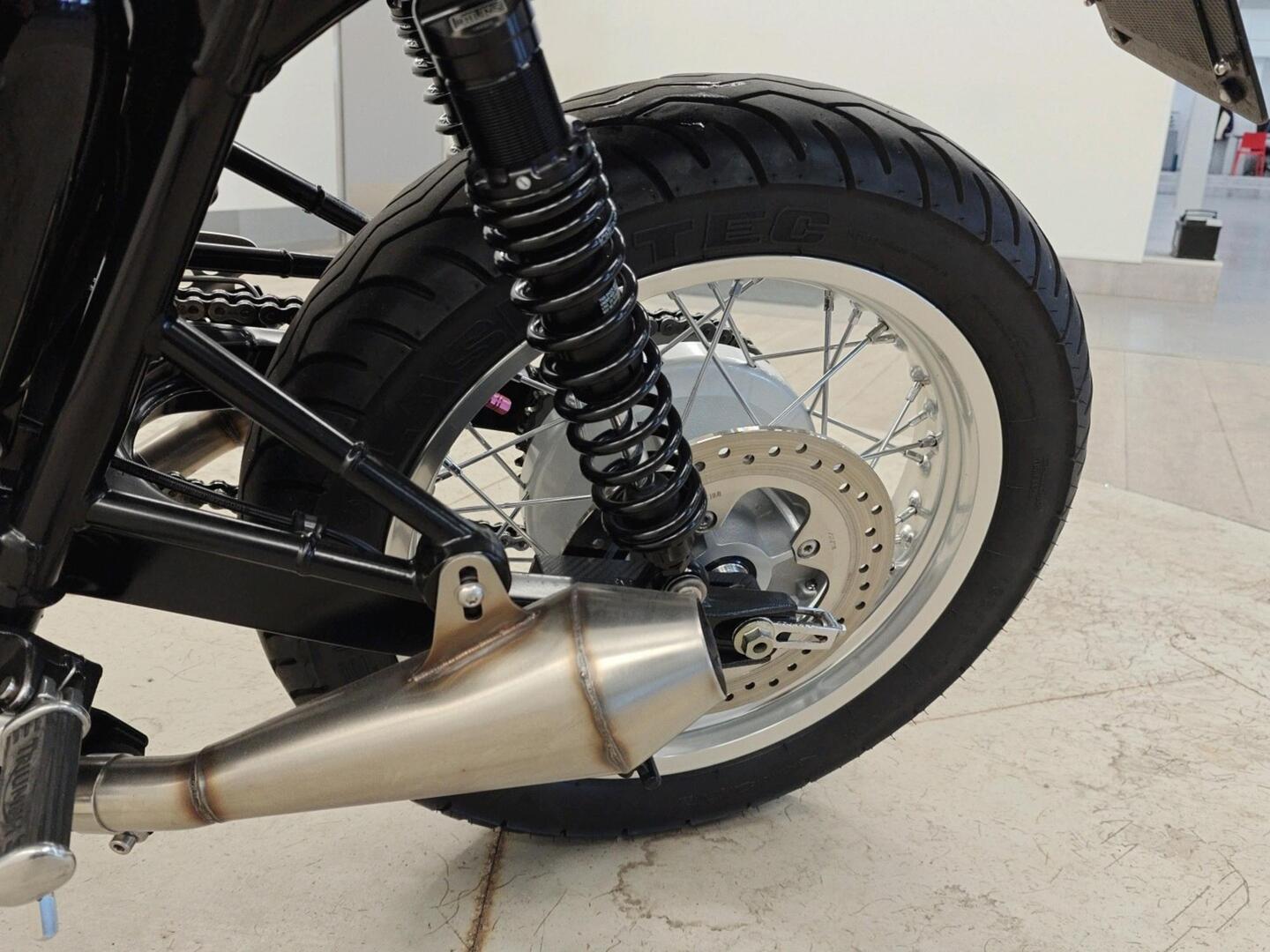 TRIUMPH Thruxton 2012