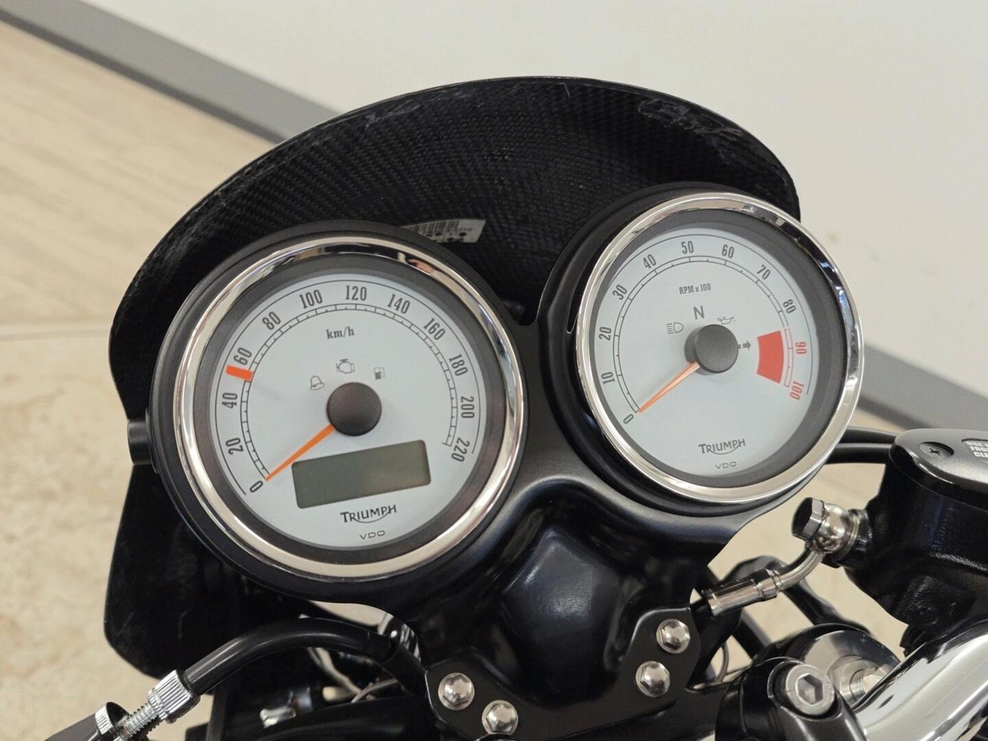 TRIUMPH Thruxton 2012
