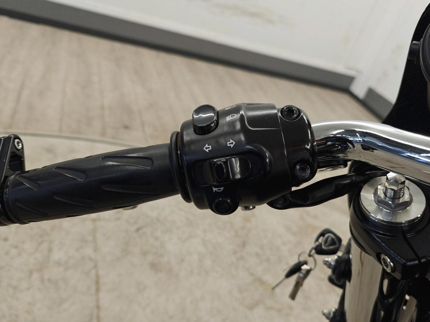 TRIUMPH Thruxton 2012