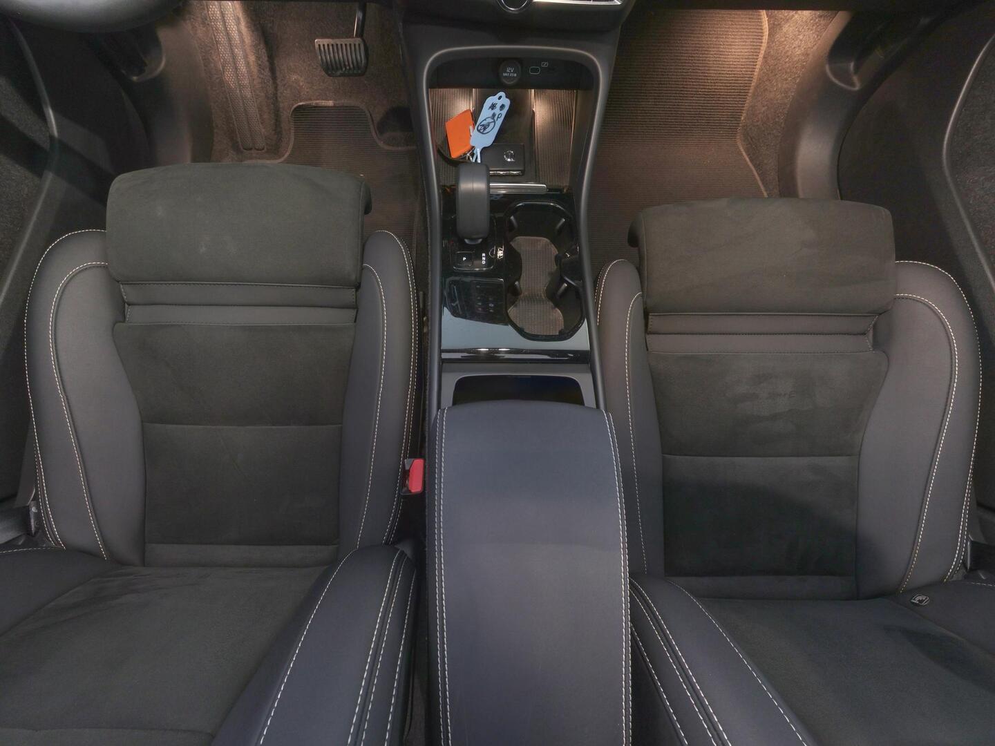 VOLVO XC40 2023