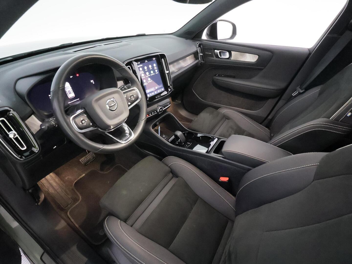 VOLVO XC40 2023