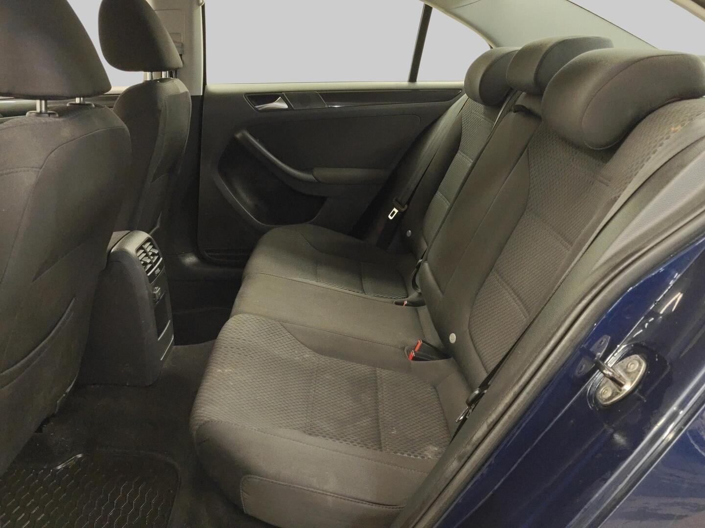 VOLKSWAGEN Jetta 2012