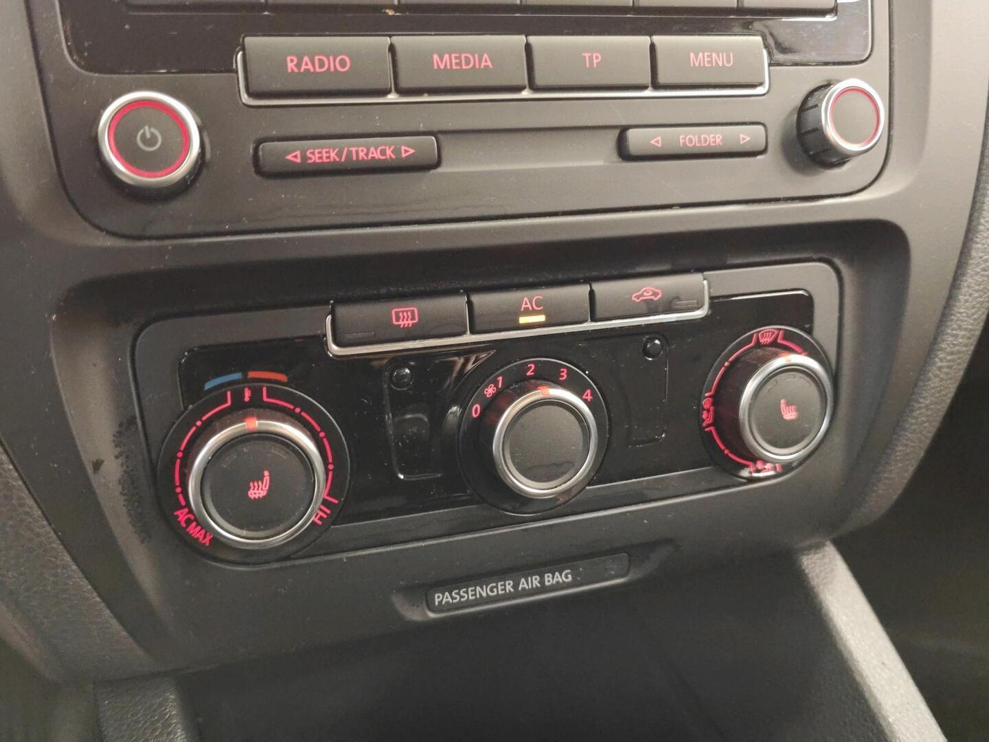 VOLKSWAGEN Jetta 2012