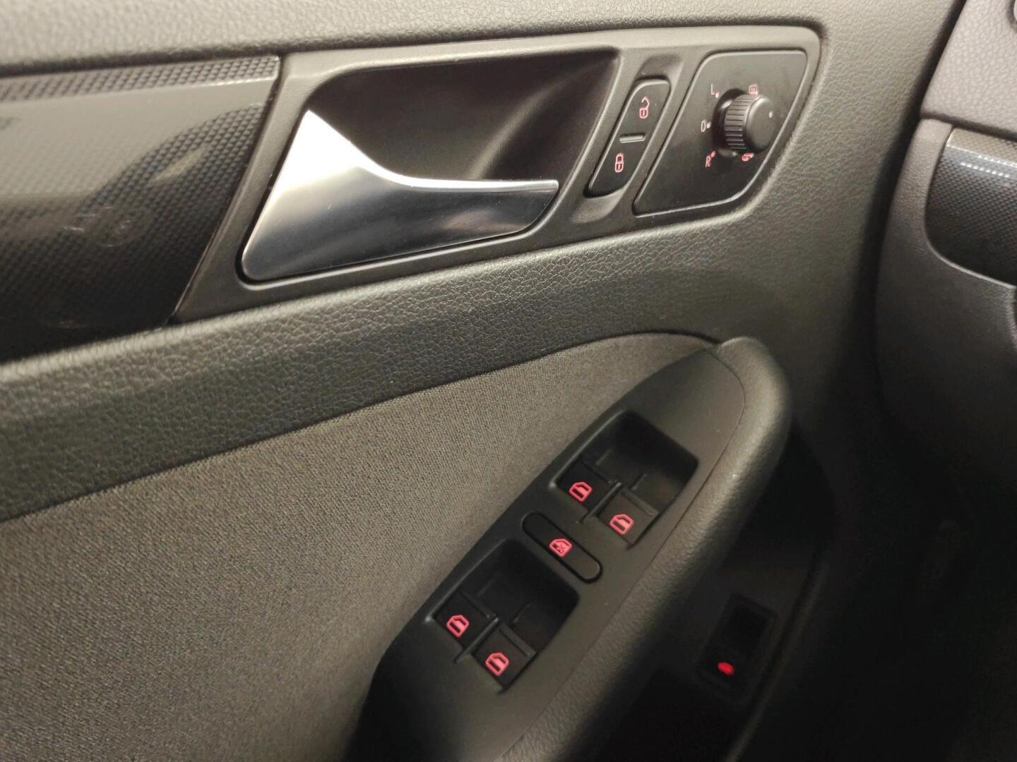 VOLKSWAGEN Jetta 2012