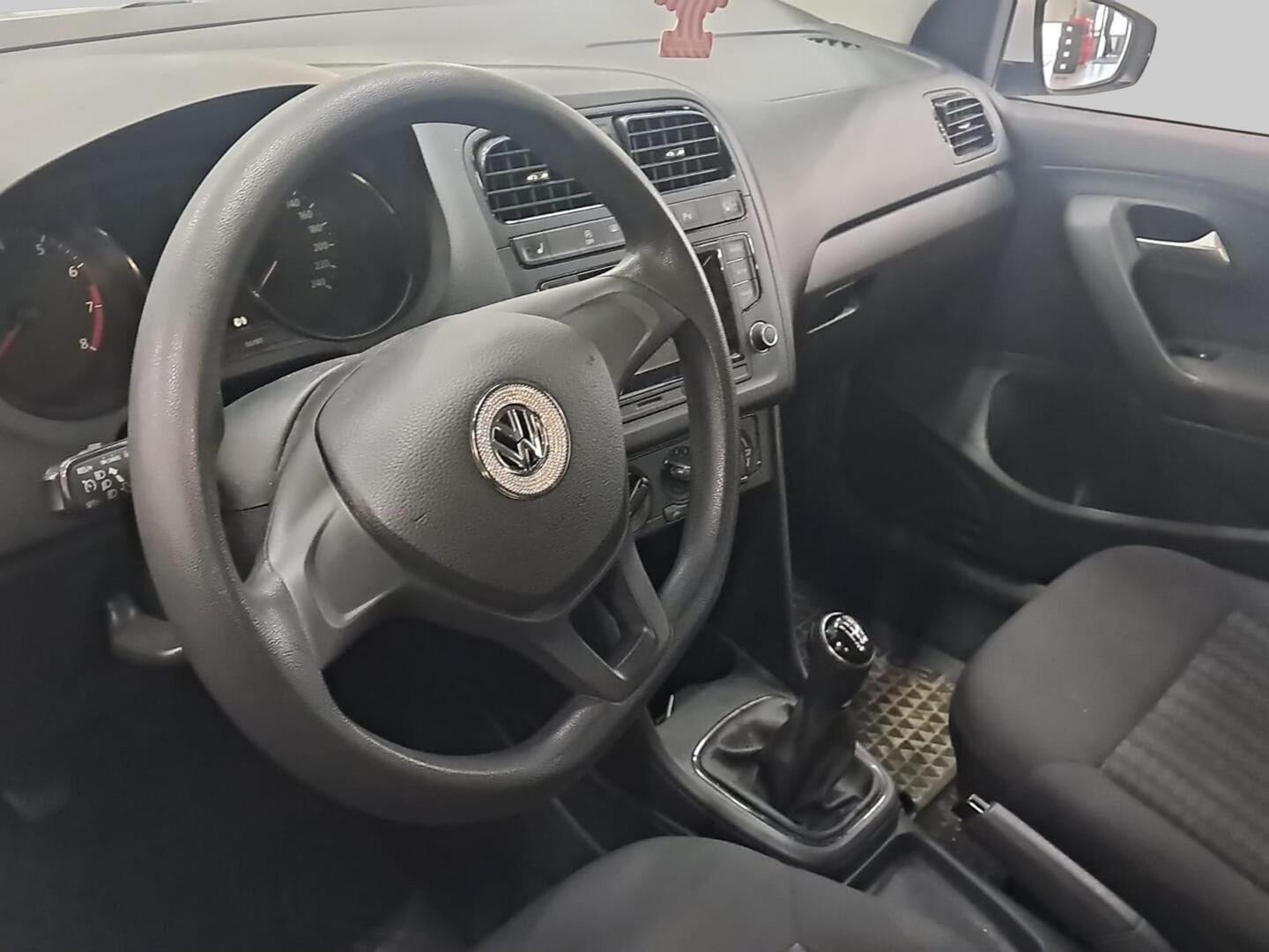 VOLKSWAGEN Polo 2015