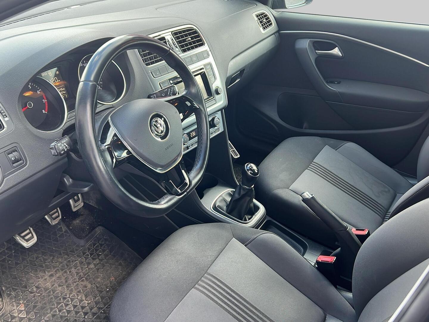 VOLKSWAGEN Polo 2016