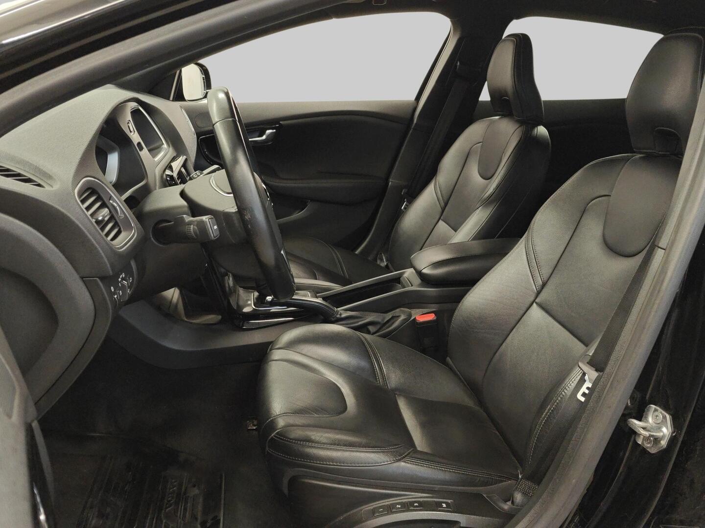 VOLVO V40 2018