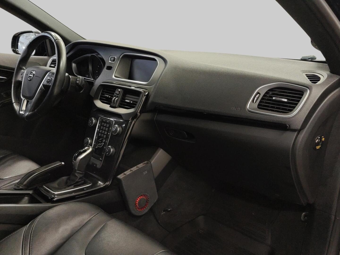 VOLVO V40 2018