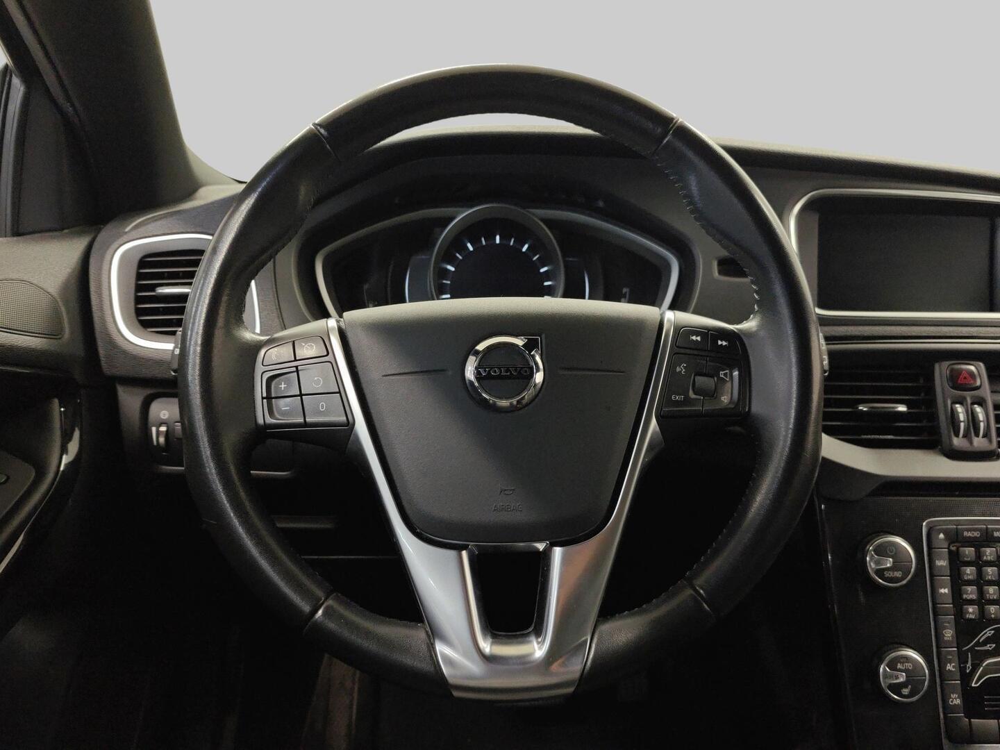 VOLVO V40 2018
