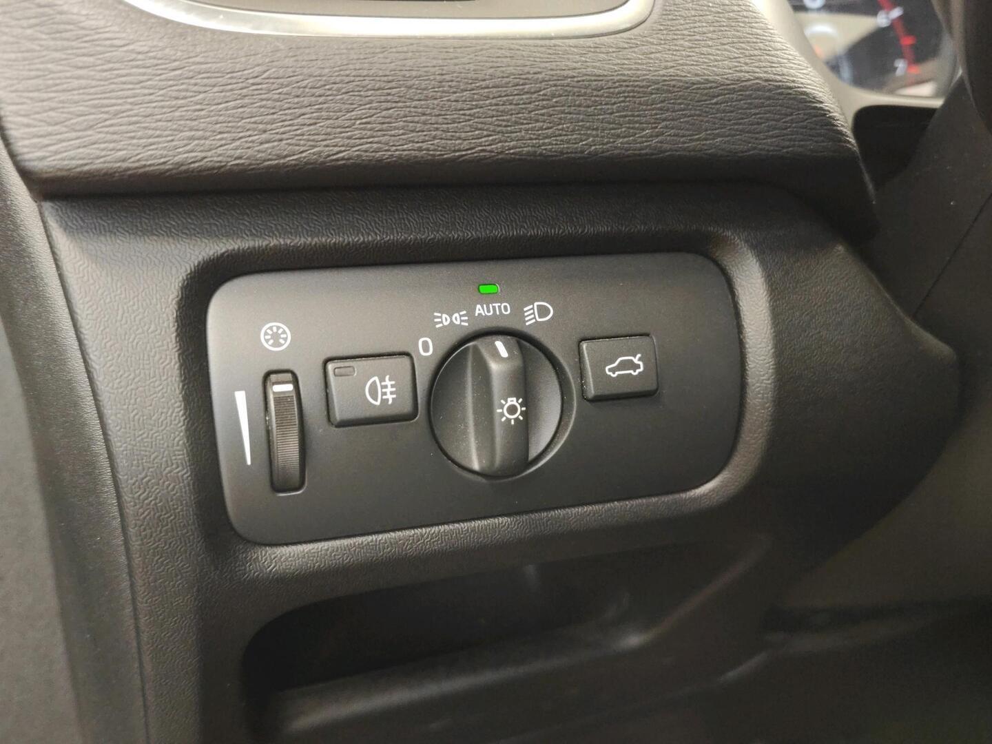VOLVO V40 2018