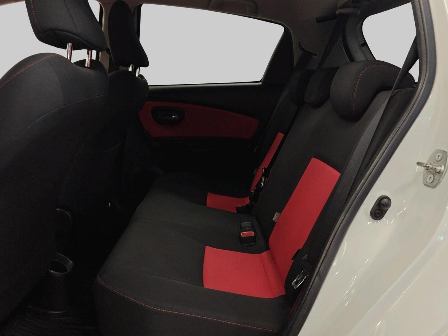 TOYOTA Yaris 2015